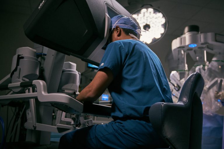 intuitive-da-vinci-surgeon-console-1280×720-1-1024×716 intuitive da vinci surgeon console 1280x720 1 1024x716 1 | Iatromedia.gr