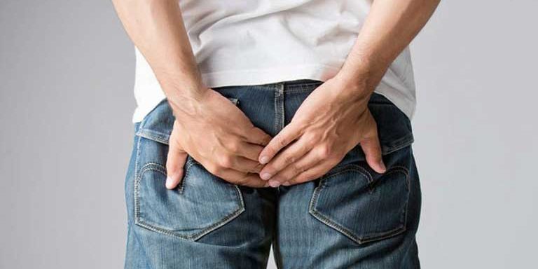 Περιεδρικό απόστημα και συμπτώματα: Τι προκαλεί & πώς αντιμετωπίζεται η πάθηση