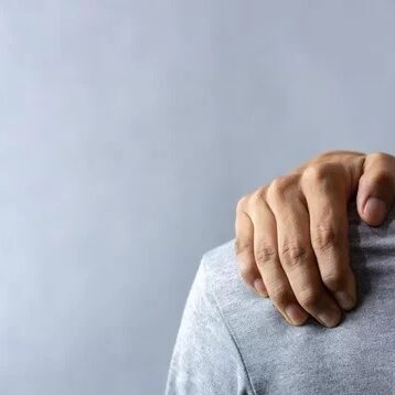 Πώς να αποφύγετε τραυματισμούς στον ώμο στην θάλασσα ή την πισίνα