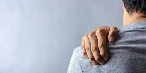 Πώς να αποφύγετε τραυματισμούς στον ώμο στην θάλασσα ή την πισίνα Πώς να αποφύγετε τραυματισμούς στον ώμο στην θάλασσα ή την πισίνα