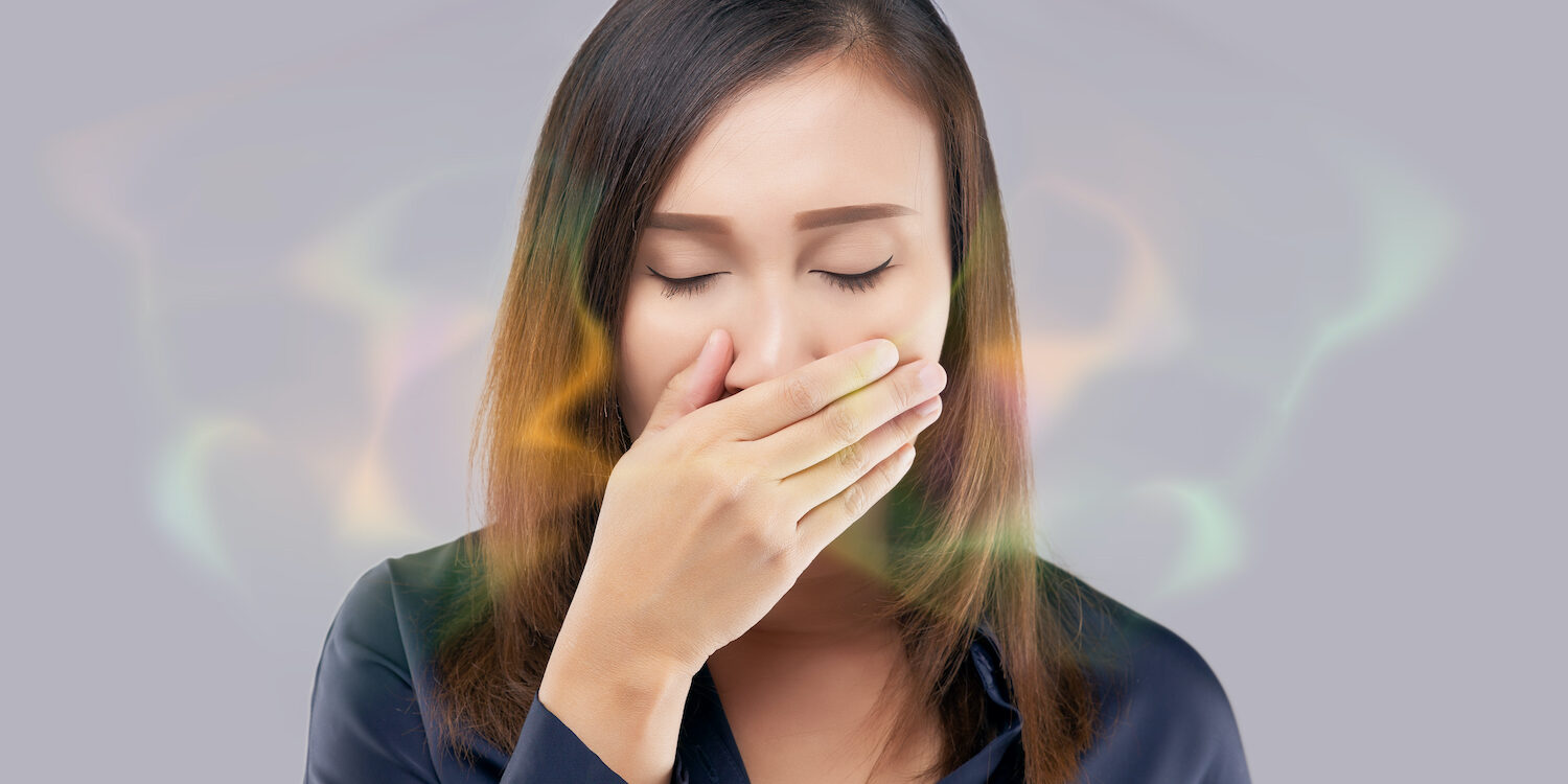 Κακοσμία στόματος: Πού οφείλεται & πώς αντιμετωπίζεται