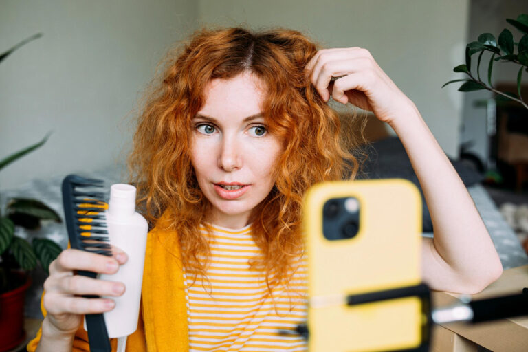 Tik Tok trends που καταστρέφουν τα μαλλιά σου: Τι προτείνουν οι δερματολόγοι