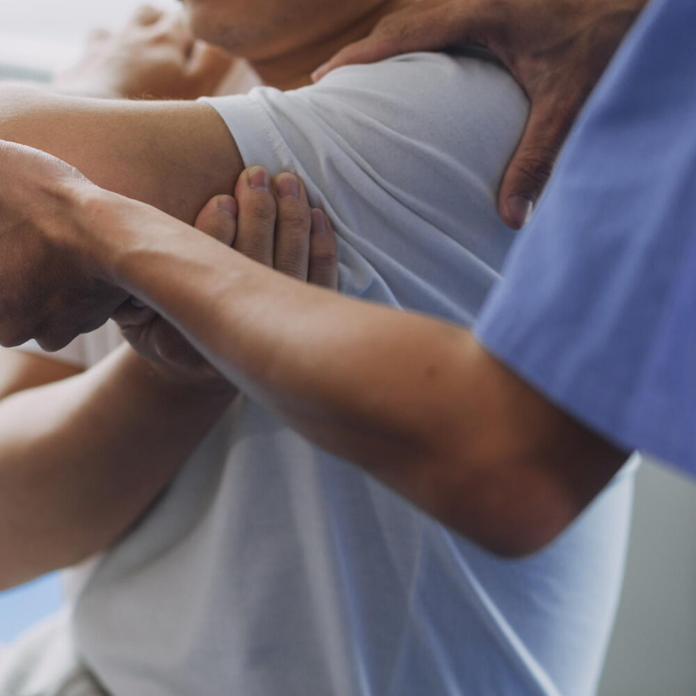 φυσικοθεραπεία μετά από ανάστροφη αρθροπλαστική ώμου