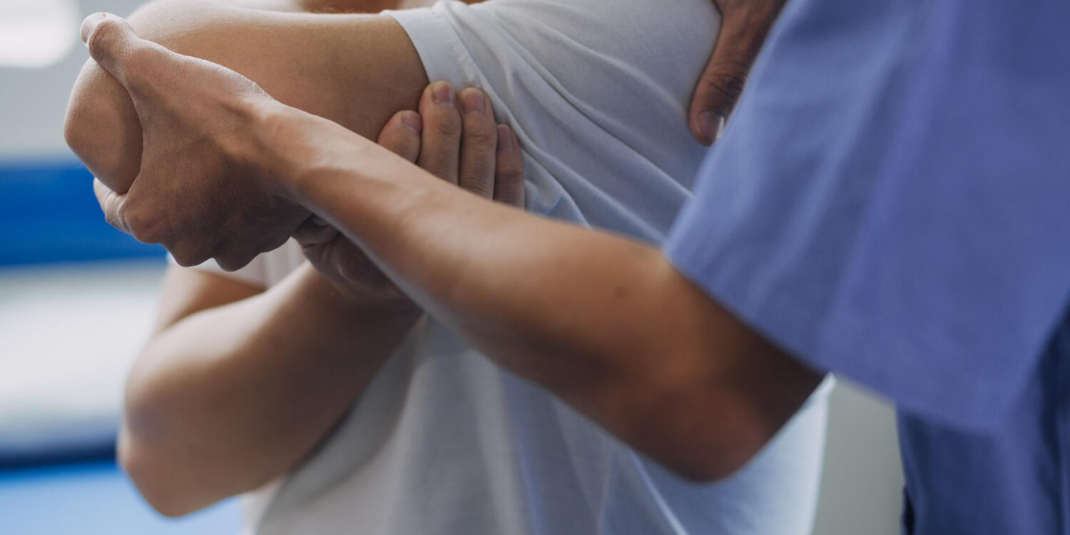 φυσικοθεραπεία μετά από ανάστροφη αρθροπλαστική ώμου