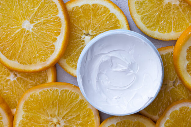 Βιταμίνη C Ιδιότητες: Ο Απόλυτος Οδηγός για Λάμψη και Αντιγήρανση