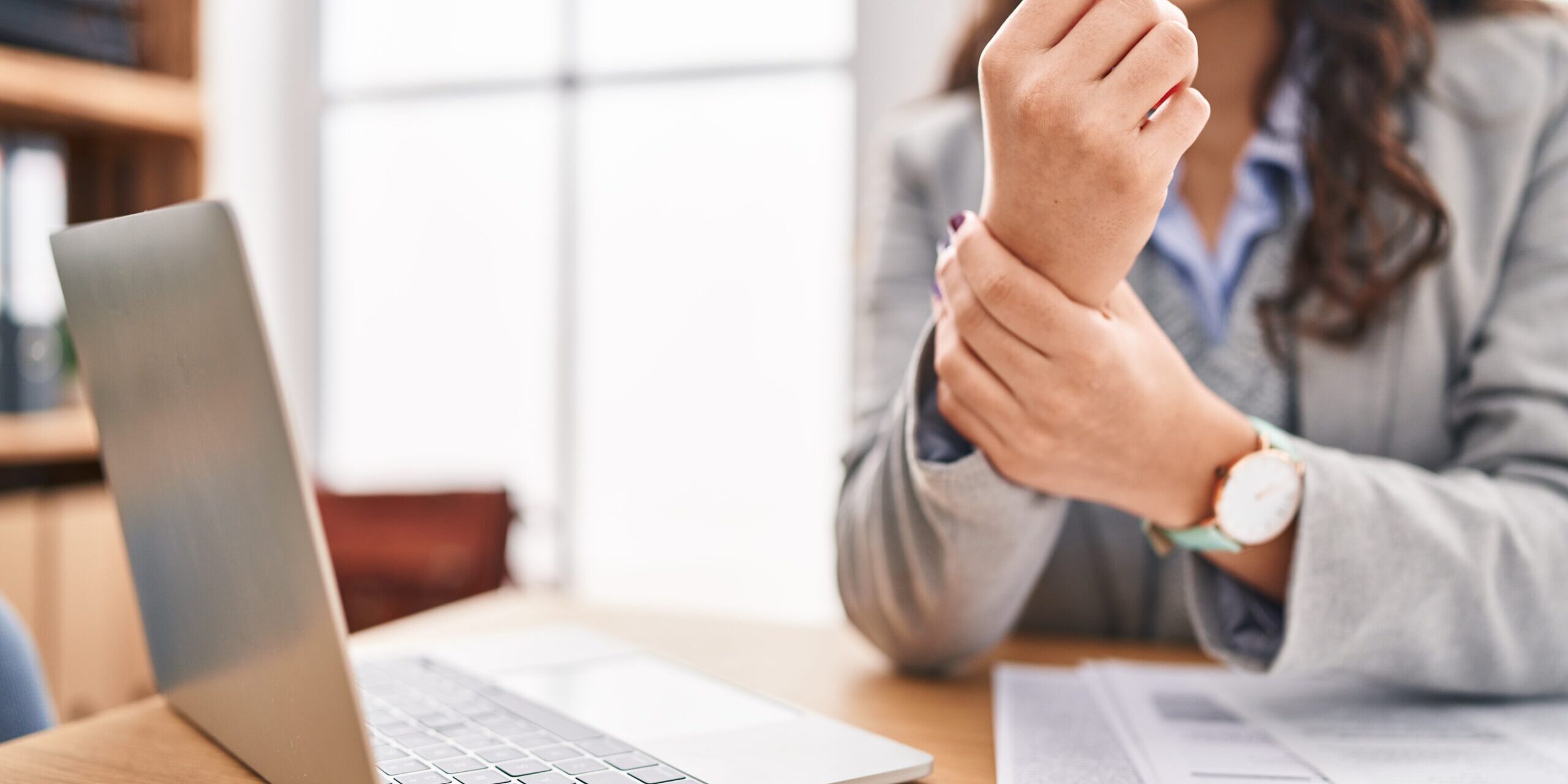 Πόνος στον καρπό όταν γράφω στον υπολογιστή: Τι μπορεί να φταίει; Πόνος στον καρπό όταν γράφω στον υπολογιστή: Τι μπορεί να φταίει;