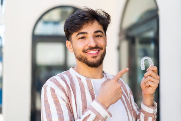 Υποχώρηση ούλων και ορθοδοντική: Πότε χρειάζεται προσοχή;