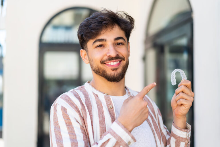 Υποχώρηση ούλων και ορθοδοντική: Πότε χρειάζεται προσοχή;