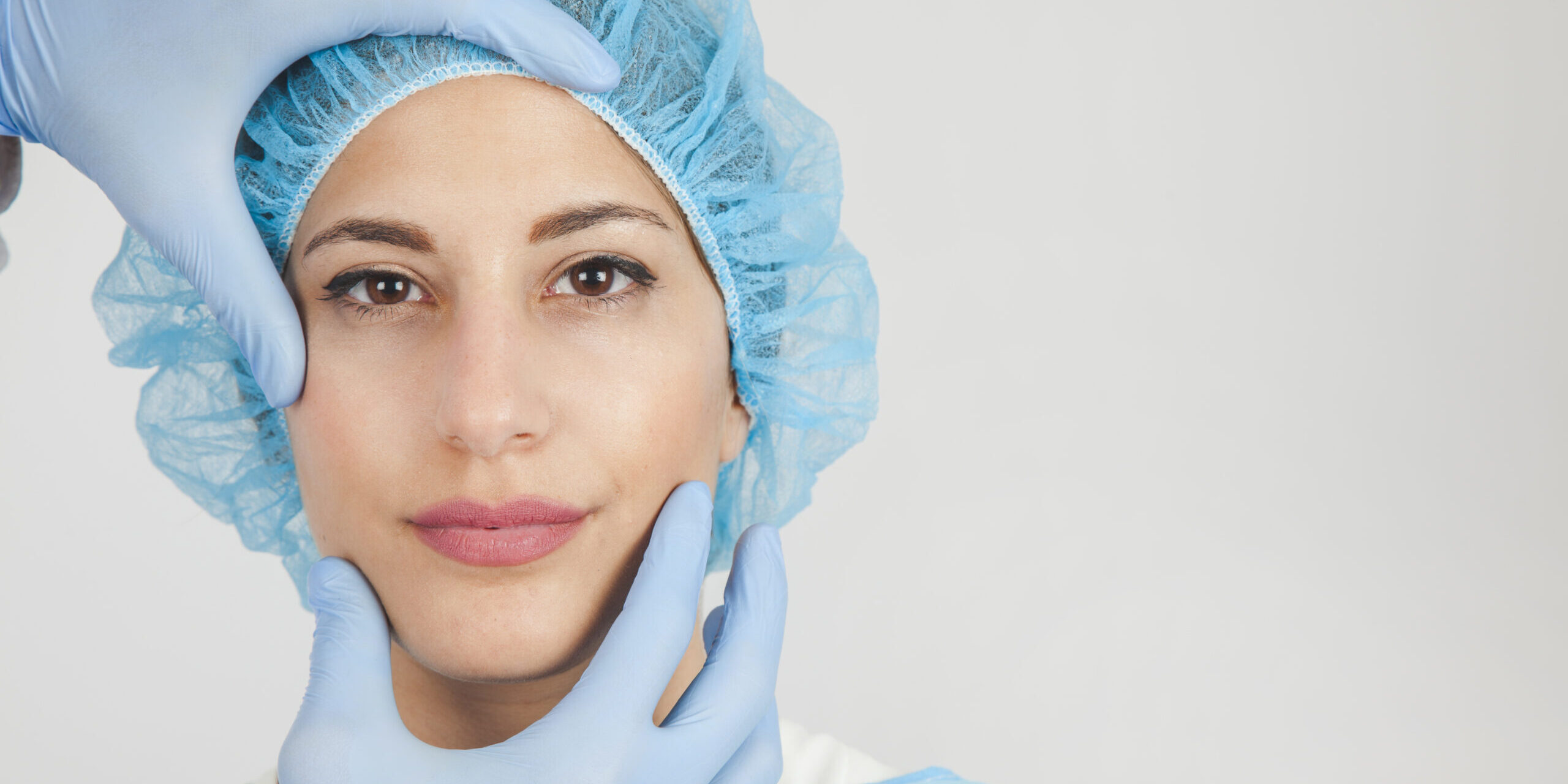 Κοντινό γυναίκας που έχει επισκεφθεί τον πλαστικό χειρουργό της.