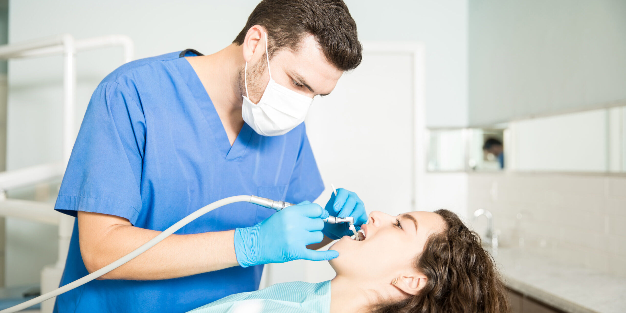 Καθαρισμός δοντιών και Invisalign Καθαρισμός δοντιών και Invisalign