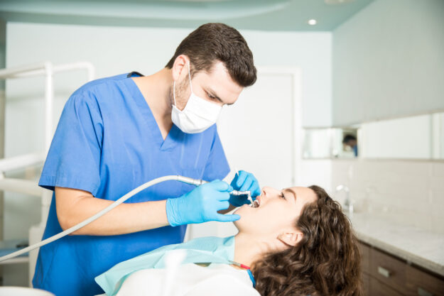 Καθαρισμός δοντιών και Invisalign