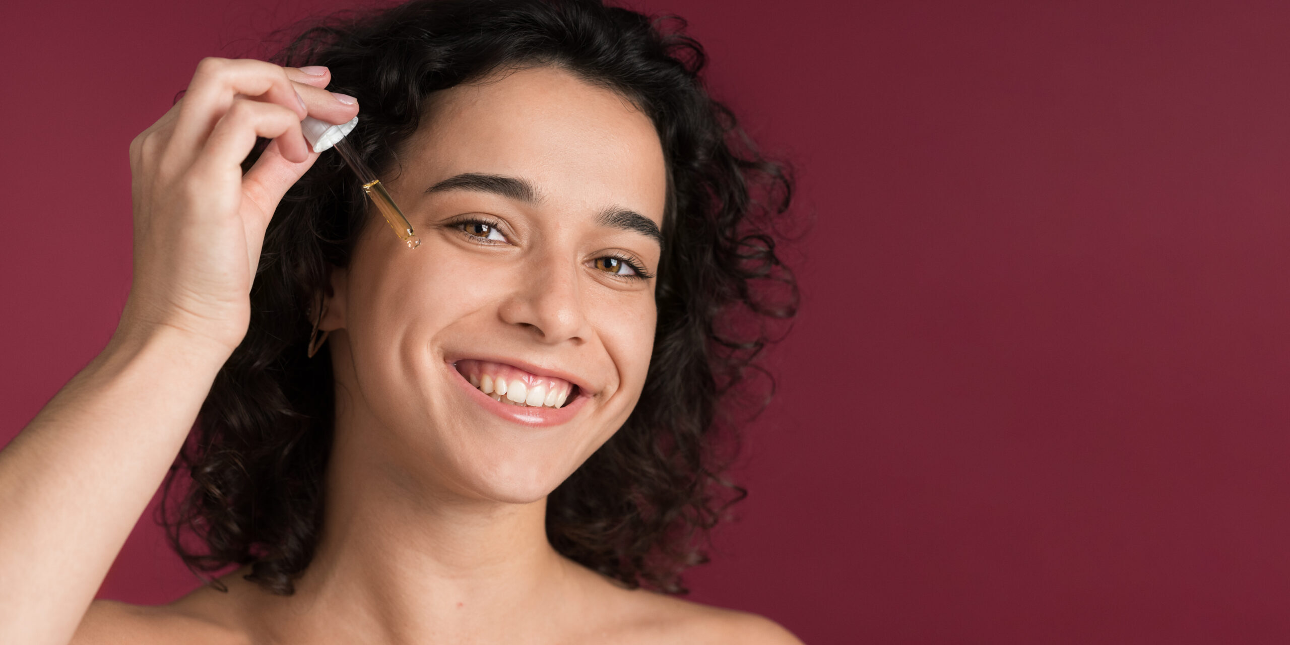 Serum ή ενυδατική κρέμα; Τι χρειάζεται πραγματικά το αφυδατωμένο δέρμα